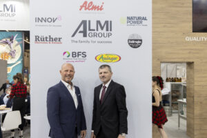 Alexander Mittermayr (li.), Eigentümer und Geschäftsführer der Almi GmbH mit Geschäftsführer Karl Reingruber. © Matthias Wenger