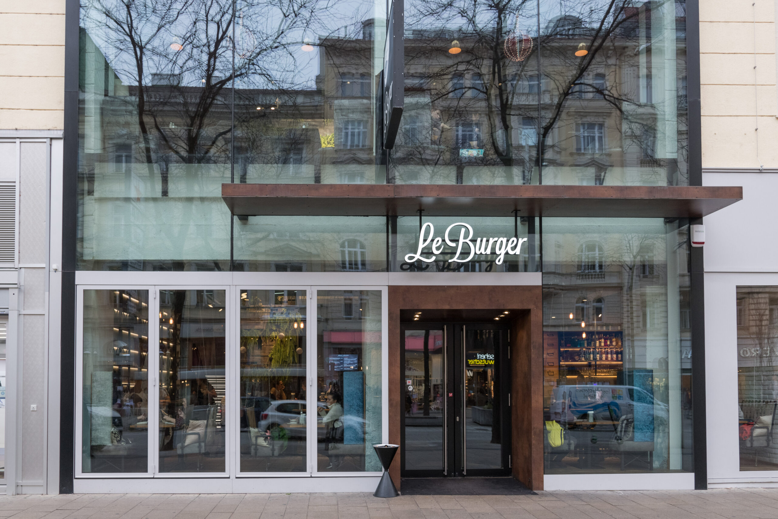 Le Burger verfügt über Filialen in Wien (Donauplex, Auhof Center, Mariahilfer Straße und Rotenturmstraße), Wr. Neustadt, SCS Vösendorf, Linz (LentiaCity, PlusCity), Graz, Graz-Seiersberg, Innsbruck, Klagenfurt, Villach, Gmunden, Parndorf, Hohenems, Amstetten, München und Dubai. © Helmut Tremmel