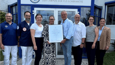 (v.r.n.l) Barbara Zinkl-Funk und Katrin Barth von der Fleischerschule sowie Qualitätsmanagement-Beauftragter Klaus Eder freuen sich mit Auditor Henry Klesse und dem ganzen Team über den Zertifizierungserfolg. © Beigestellt