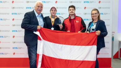 Freude über den zweiten Platz (v. l.): Innungsmeister Raimund Plautz, Caroline Pirolt, Trainer und Jurymitglied Ferdinand Sorger und Bundesinnungsgeschäftsführerin Anka Lorencz. © Ingo Hilger