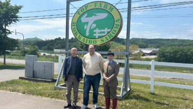 Ronny Paulusch (Mitte) mit Kaz Obara (Schulleiter der FMA, l.) und dem CEO der Top Farm Hokkaido. © Beigestellt