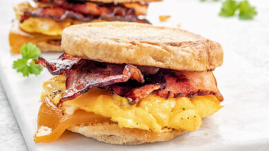 Streetfood: Ein Muffinbrötchen mit Ei & Schinken oder Speck liefert ausreichend Proteine. © EIPRO