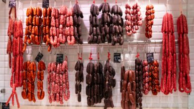 Wer in oder nach der Urlaubszeit seinen Kund:innen internationale Wurstspezialitäten anbietet, ist gut beraten. © Unsplash / Danielle Suijkerbuijk