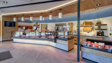 Kühltheke mit Solekühlung - Die Metzgerei Höller betreibt die Aichinger Kühltheken mit einer zukunftsweisende Solelösung als Kälteträger. Dabei fließt die Sole direkt durch den Wärmeübertrager und es werden keine Expansionsventile benötigt. Dazu wird eine sehr geringe Menge an Kältemittel – und das nur außerhalb des Ladengeschäfts – benötigt, um die Sole zu kühlen. © Beigestellt