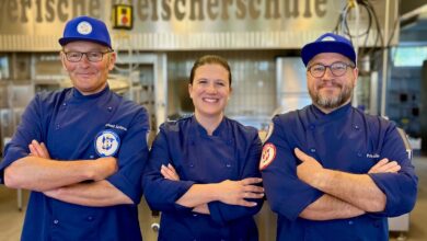 Die Fachlehrer Michi Spitzauer (links im Bild) und Fritz Huber (r.) mit Schulleiterin Barbara Zinkl-Funk (Mitte) teilen gern ihr Wissen, um Fachgeschäften die Möglichkeit zu geben, bei Grillgourmets zu punkten. © 1. BFS