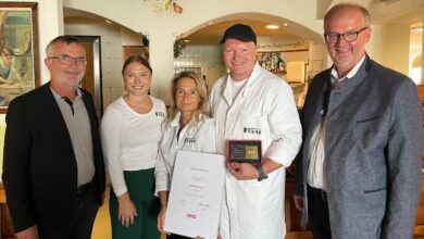 WKO-Bezirksstellenleiter Thomas Denk, Clara & Gerda Fürst, Karl Heinz Fürst und WKO-Bezirksstellenobmann Christian Naderer. © WKO