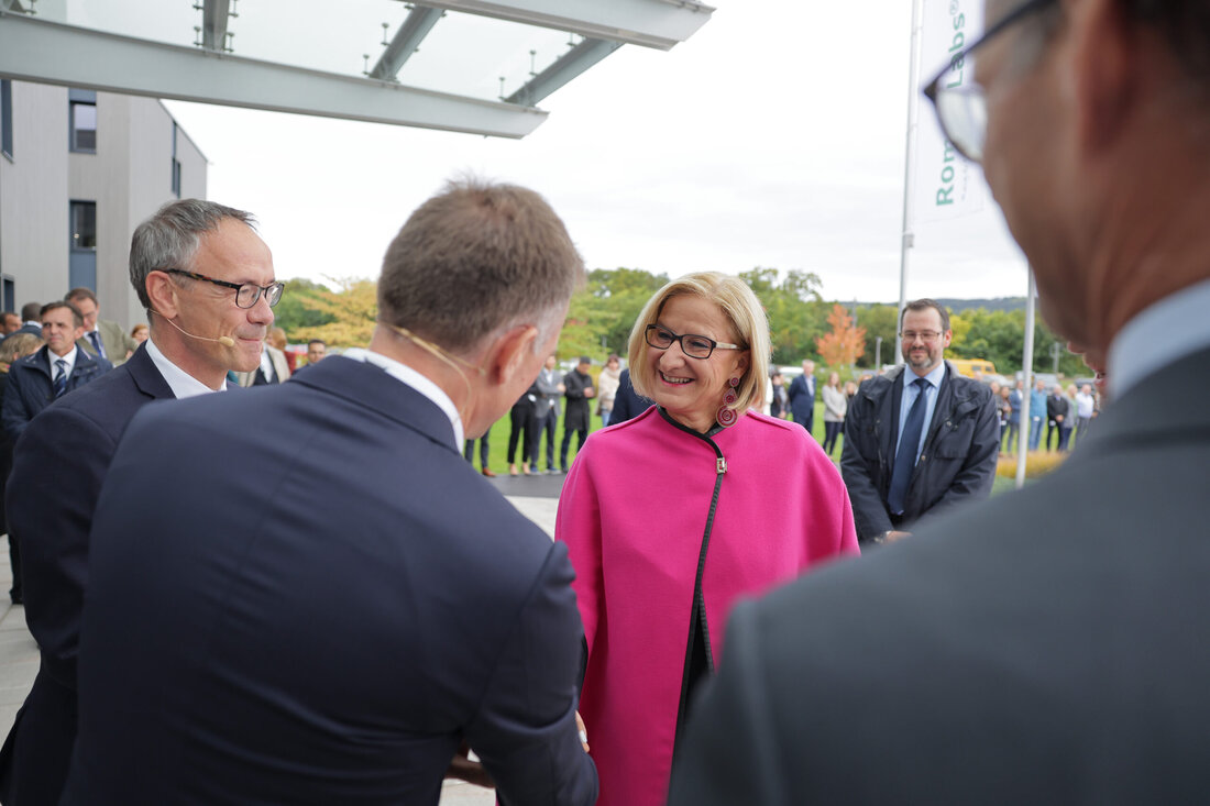 Das neue Analyselabor verfügt über rund 200 m2 Fläche und ergänzt die bestehenden Forschungs- und Entwicklungseinrichtungen des BIOMIN Forschungszentrums. Die Wissenschaftler von BIOMIN – das Unternehmen gehört seit Oktober 2020 zu DSM – werden hier zukünftig mit Hilfe hochentwickelter Verfahren wie Flüssigchromatographie-Massenspektrometrie (LC-MS) und Hochleistungsflüssigkeitschromatographie (HPLC) den Nährstoffgehalt von Futtermitteln, Vormischungen und Hühnereiern analysieren. Emissionen der Tierhaltung sollen reduziert werden Mitarbeiter von DSM und BIOMIN können auf diese Daten zurückgreifen, um Landwirte in aller Welt dabei zu unterstützen, die Ernährung und Gesundheit von Nutztieren zu verbessern und das Nachhaltigkeit der gesamten Branche voranzutreiben. DSM hat vor Kurzem auch eine Reihe von klar messbaren Zielsetzungen definiert, mit …