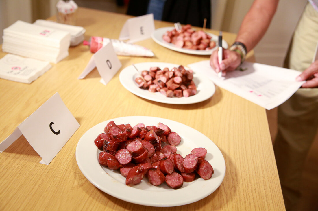 Käsekrainer, Österreich beliebteste Grillwürstel, haben bei einer Überprüfung in Sachen Zutaten, Geschmack und Keime fast durchwegs mit guten Noten abgeschnitten. Nur ein Produkt bekam von den Testern des Vereins für Konsumenteninformation (VKI) und AMA-Marketing ein "Nicht zufriedenstellend".