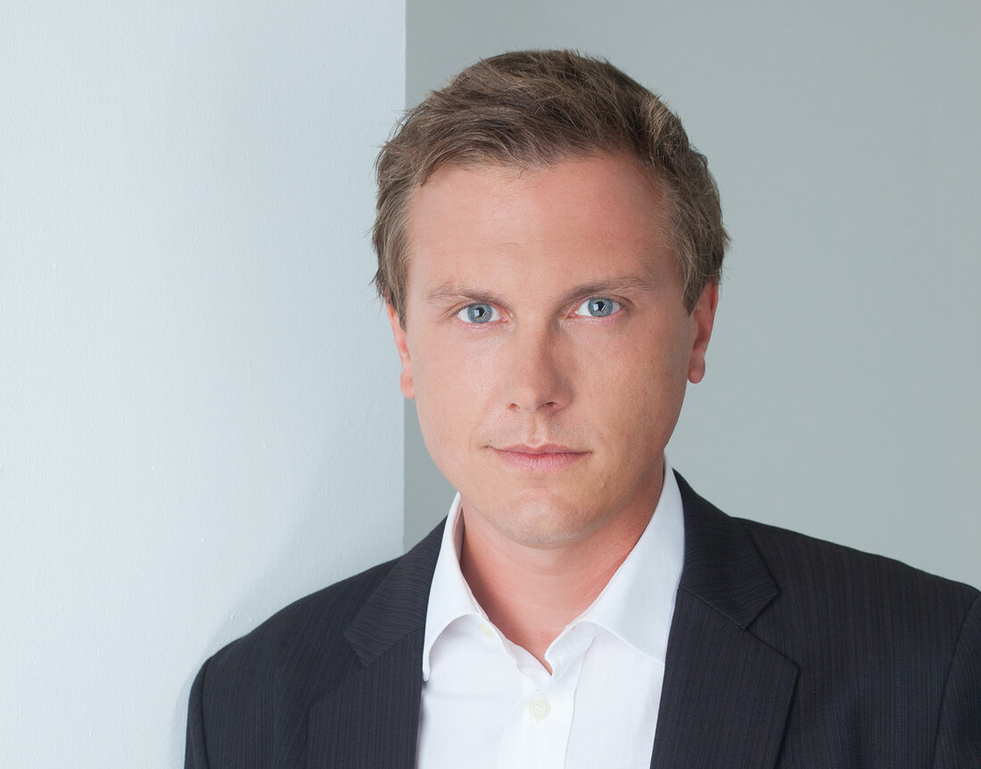 In Zeiten, in denen fast alle Arbeitsabläufe digital passieren, verbrauchen Unternehmen mehr Strom denn je. Gleichzeitig steigen die Energiepreise. Höchste Zeit, den Stromverbrauch zu minimieren. Rüdiger Linhart, Berufsgruppensprecher der Wiener IT-Dienstleister weiß, wie es geht. 