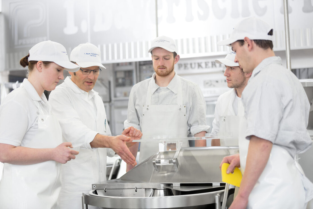 Fachliche Expertise und persönliche Betreuung: Die 1. BFS setzt auf ein ganzheitliches Lehrkonzept. Viele Österreicher:innen wurden so schon zu erfolgreichen Meister:innen.