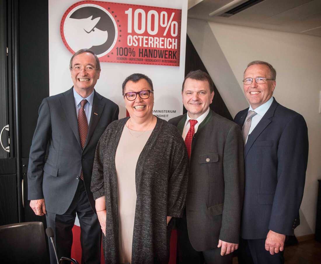 Das Bundesministerium für Gesundheit (BMG) bietet in Kooperation mit der Wirtschaftskammer Österreich (WKÖ) künftig ein besonderes Service an: Heimische Fleischerei-Handwerksbetriebe, die garantieren können, dass ihr Frischfleischprodukt zu 100 % aus Österreich stammt, bekommen vom BMG ein „100 % Österreich“ Logo zur Auszeichnung ihrer Produkte zur Verfügung gestellt. 100% aus Österreich, das heißt geboren, aufgezogen und geschlachtet in Österreich.