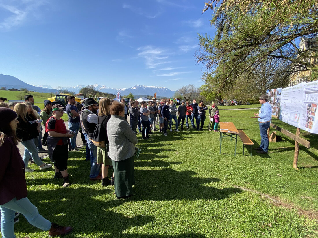 An 28 Fachstationen vermittelten ExpertInnen unter anderem aus Forschung und Beratung, sowie PraktikerInnen neue Erkenntnisse und traditionelles Bio-Wissen. Der thematische Bogen spannte sich vom Boden, über die Grünlandbewirtschaftung, Fütterung, Haltung, Technik und Zucht, bis zur Produktqualität und dem Markt. „Hier wird Lernen voneinander, untereinander und miteinander ermöglicht. Das bringt nicht nur für den Einzelnen Vorteile, sondern kann Impulse für die Weiterentwicklung der Bio-Landwirtschaft insgesamt geben. Denn die enge Bindung von Praxis und Forschung ist ein Schlüssel für Innovation“, betonte BIO AUSTRIA Obfrau Gertraud Grabmann anlässlich der Eröffnung der Veranstaltung. „Bei den Fachvorträgen an den verschiedenen Stationen waren für jeden passende …