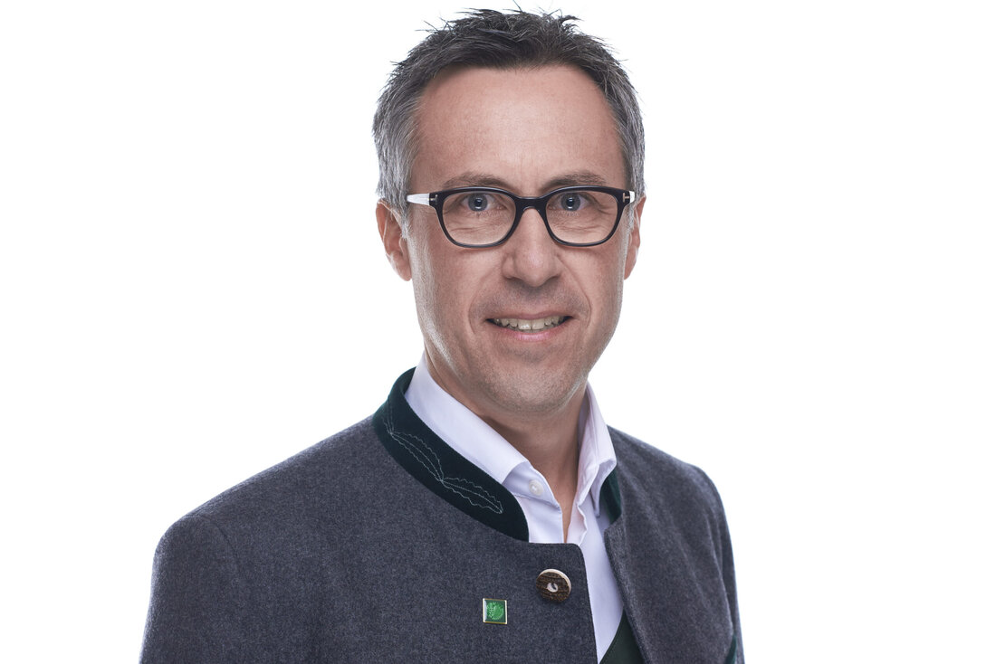 Die landwirtschaftlichen Einkommen stagnieren auf dem Niveau von 2007, obwohl die Kaufkraft steigt, so der Bauernbund-Präsident Georg Strasser. Eine jährliche Anpassung der Einkommen gibt es nicht und freiwillige Mehrleistungen für Umwelt und Klima müssen abgegolten werden.