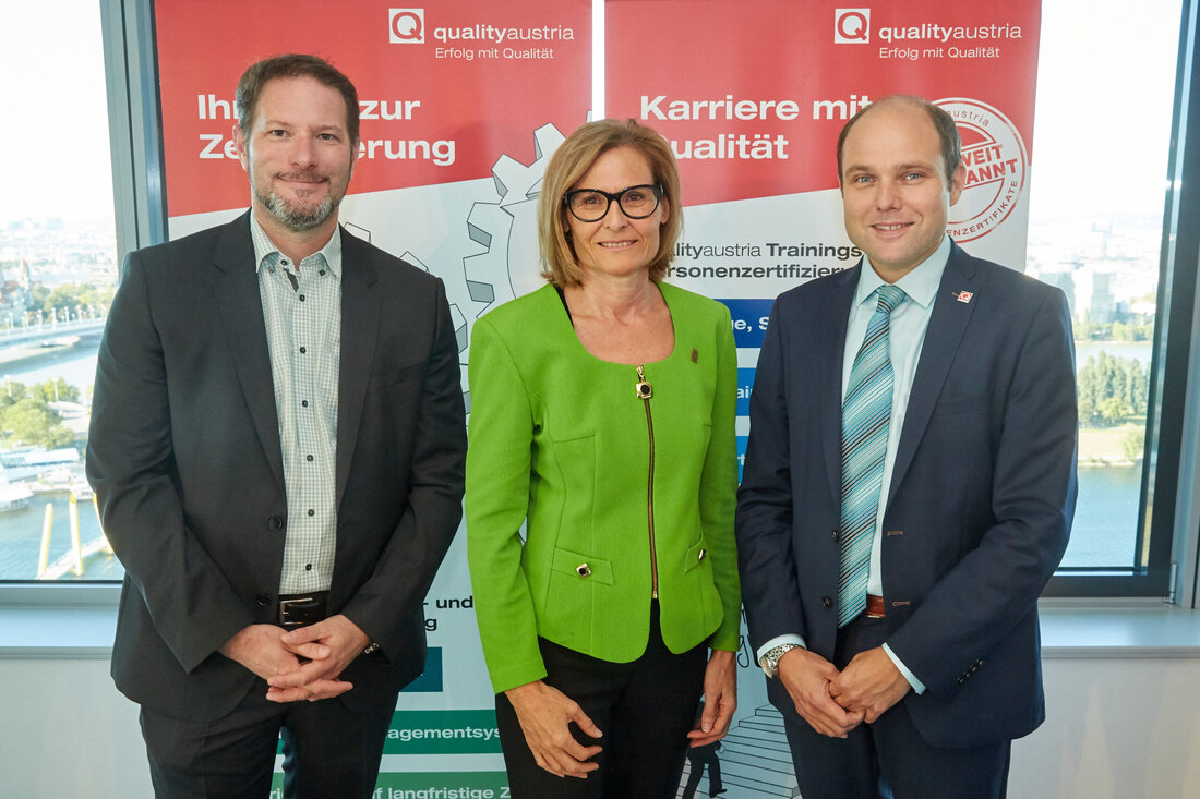 Nur 1,3 Prozent des ökologischen Fußabdrucks rührt vom Verpackungsmaterial
Recyclingquote für Plastikverpackungen soll bis 2030 von 22,5 Prozent auf mind. 55 Prozent steigen
Plastik wegen der relativ niedrigen Rohölpreise derzeit günstiger als Biokunststoffe
100 Millionen Tonnen Lebensmittel landen in Europa pro Jahr im Müll
Das Verpacken von Obst, Gemüse und anderen Lebensmitteln stand zuletzt in der Kritik. Nun zeichnen Fachvorträge beim 11. qualityaustria Lebensmittelforum in Wien aber ein differenziertes Bild: Bei sinnvollem Einsatz von (Plastik‑)Verpackungen ist in Summe der ökologische Fußabdruck oft kleiner als bei unverpackten Lebensmitteln, so der Tenor. Lose Ware verdirbt schneller, wodurch auch die Ressourcen für die Produktion vergeudet werden. Ein großer Hebel, an dem die Hersteller ansetzen können, ist hingegen eine Umstellung der Verpackungen. Auch Biokunststoffe dürften in Zukunft eine größere Rolle spielen, derzeit sind diese aber noch teurer als mineralölbasierte. Zudem macht das Recyceln erst bei größeren Mengen Sinn.