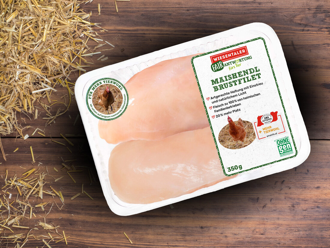 Lidl Österreich führt sieben neue Hendl-Produkte mit verbessertem Tierwohl ein. Die Produkte, Teil der „FAIRantwortung fürs Tier“-Eigenmarke, setzen auf mehr Platz, artgerechte Haltung, und erstmals ausschließlich auf langsam wachsende Hühnerrassen. Lidl betont zudem die Forderung nach einem einheitlichen Haltungskompass für tierische Lebensmittel, um Transparenz zu schaffen und höhere Standards zu fördern.