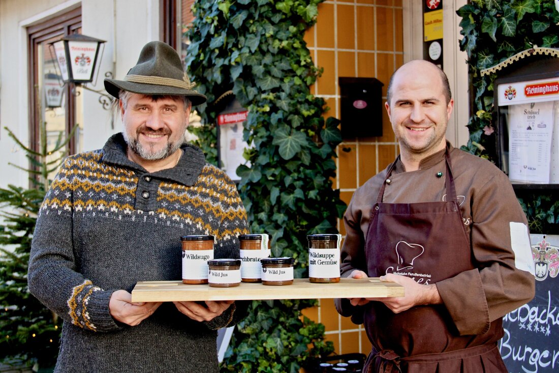 Soeben wurden noch die idealen Schlögel-Größen in der „Weinstube Szemes” diskutiert, nun stehen Hausherr Philipp Szemes und Fleischer Thomas Hatwagner zum Interview bereit. Es ist Ruhetag im Gasthaus in Pinkafeld – einer von drei Tagen, an denen Szemes normalerweise Delikatessen für die Gläser der gemeinsamen Produktlinie „Schüsseltrieb“ einkocht. Rehbraten, hochkonzentrierter Jus von Wildschweinknochen oder Wildsugo kommen dann aus der Küche, doch schnell kommt man von diesen Gourmandisen auf eine gemeinsame Problematik, die Fleischer und Wirt beschäftigt: Wie kann man dem Kunden regionale Qualität schmackhaft machen? Jammern, so viel sei vorweg gesagt, überlassen die beiden Freunde und nunmehrigen Geschäftspartner aus dem &hellip;