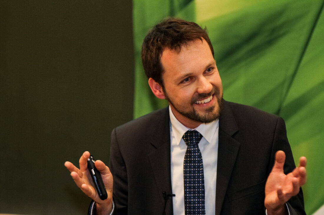 Ob Produkte komplett auf Pflanzenbasis, Cultured Meat oder Blends – das Angebot an Fleischersatzprodukten steigt stetig. Sie sollen für Veganer, Vegetarier und Flexitarier sowie für Fleischliebha- ber eine Alternative sein. Aber wie wird aus der Pflanze ein Schnitzel? Was muss der Lebensmittel- und Fleischhandwerker dabei beachten, um seinen Kunden auch wirklich gute Alternativen anbieten zu können? Wie werden die Produkte im Supermarkt angenommen? Und welches Potenzial haben sie langfristig? Im Online-Gespräch der Talkreihe von forum.ernährung heute sprach Elisabeth Sperr mit Univ.-Prof. Dr. Ing. Henry Jäger, Leiter des Instituts für Lebensmitteltechnologie an der Universität für Bodenkultur in Wien, über „Fleischersatz – &hellip;