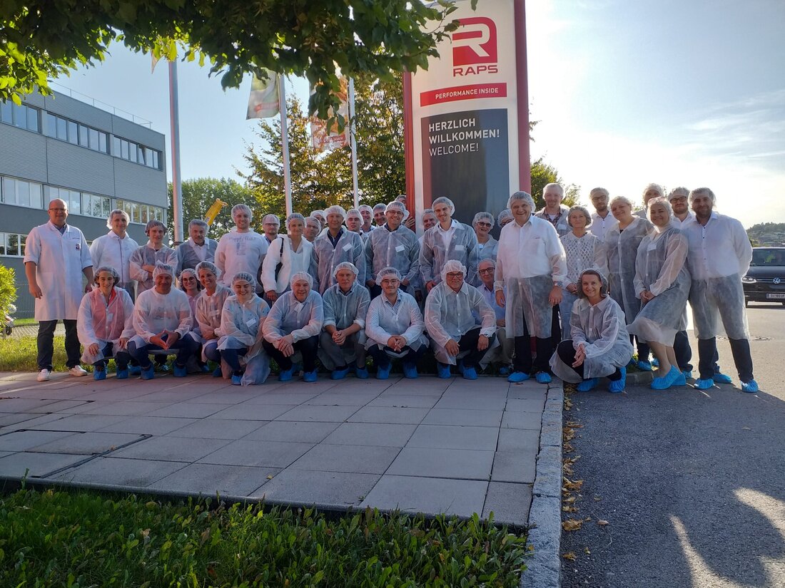 Jedes Jahr wird vom WIFI der Kurs „Meister-Fleischsommelier“ ausgeschrieben und von vielen Fleischer- und Küchenmeistern besucht. Die erfolgreichen Absolventen werden alle zwei Jahre zu einer gemeinsamen Reise geladen. Im Herbst war es wieder so weit, 40 Teilnehmer machten einen Ausflug nach Salzburg – und konnten sich vor Ort überzeugen, dass dieser Hotspot auch kulinarisch einiges zu bieten hat. Als Höhepunkt des Jahrestreffens verliehen KommR Willi Mandl, Bundesinnungsmeister der Lebensmittelgewerbe Österreich, und Bundesinnungsgeschäftsführerin DI Anka Lorencz den Absolventen die Fleischsommelier-Nadel. Die Reise ging unter anderem zum Raps Gewürzwerk, zur Trumer Privatbrauerei Josef Sigl in Obertrum, zum Gasthof Neumayr, zu Döllerers Wirtshaus und den Salzwelten &hellip;