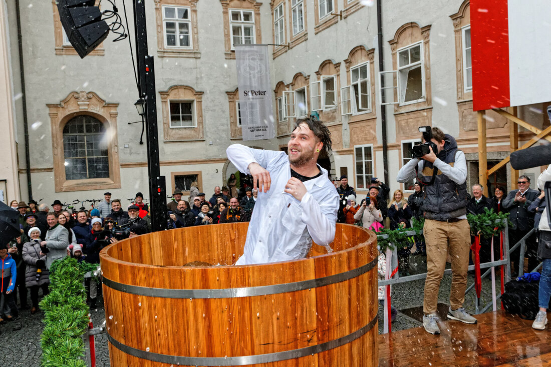 Am Faschingssonntag fand im St. Peter-Bezirk in der Salzburger Altstadt wieder der traditionelle Fleischerjahrtag statt. Höhepunkte waren dabei einmal mehr der „Metzgersprung“ und das Fahnenschwingen durch fünf neue Fleischergesellen. Acht Lehrlinge haben heuer die Lehrabschlussprüfung erfolgreich bzw. mit gutem Erfolg bestanden – nur fünf davon konnten teilnehmen. Diese Traditionsveranstaltung hat eine wechselvolle Geschichte, die bis ins Jahr 1512 zurückreicht. Aus zahlreichen Metzgerbräuchen haben sich im Laufe der Jahrhunderte zwei bleibende Zunftbräuche herausgebildet, die auch heute noch gepflogen werden: Durch den Metzgersprung in einen Bottich voll kaltem Wasser werden die Lehrlinge laut Überlieferung „von den Sünden reingewaschen, die sie während der Lehrzeit …