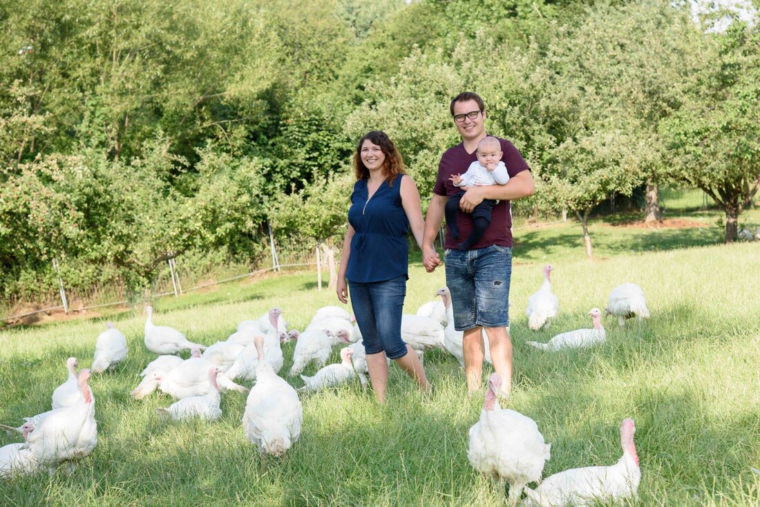 Der Biohof Krautgartner im Jahre 2016 war, wie so viele landwirtschaftliche Betriebe in Österreich ein Durchschnittsbetrieb. „Was können wir aus einem kleinen Hof machen?“, stellten sich Theresa und Patrick damals selbst die Frage. Zu wenig Fläche für große Tiere, keine kaufkräftige Kundenschicht vor der Haustür und große Investitionen standen auch an. Der klassische Nebenerwerbsbetrieb eben. Der Betrieb hatte jedoch zum ersten Mal Glück, so wie viele Tiere es jetzt haben. Mit Theresa und Patrick Krautgartner hat der Hof ein Paar gefunden, dass den Traum hatte, ihren Ver- dienst in der Landwirtschaft zu verdienen. Und so sind es jetzt nicht nur …