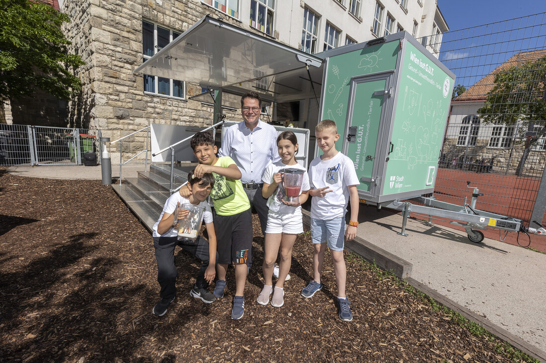 Der FoodTrailer beherbergt in seinem Inneren alles, was für ein gemeinsames, informatives und genussvolles Kochen benötigt wird: Kombidämpfer, zwei Induktionskochherde, Arbeitstische, einen Screen für Präsentationen sowie ein „danachda“-Board, mit dem die Herkunft von Lebensmitteln und die Auswirkung auf das Klima spielerisch vermittelt wird. Überdies verfügt der FoodTrailer auch noch über eine Photovoltaik-Anlage, die den energieautarken, nachhaltigen Betrieb für mehrere Stunden ermöglicht. Die Initiative „danachda“ wird im FoodTrailer auch Workshops anbieten – etwa mit gemeinsamem Kochen, einem Obst- und Gemüse-Quiz, zur Frage „Wo kommt die Mango her?“ oder auch grundsätzlich zum Thema Klimawandel. Stopps beim WeltTellerFeld Ein Ort, wo der FoodTrailer &hellip;