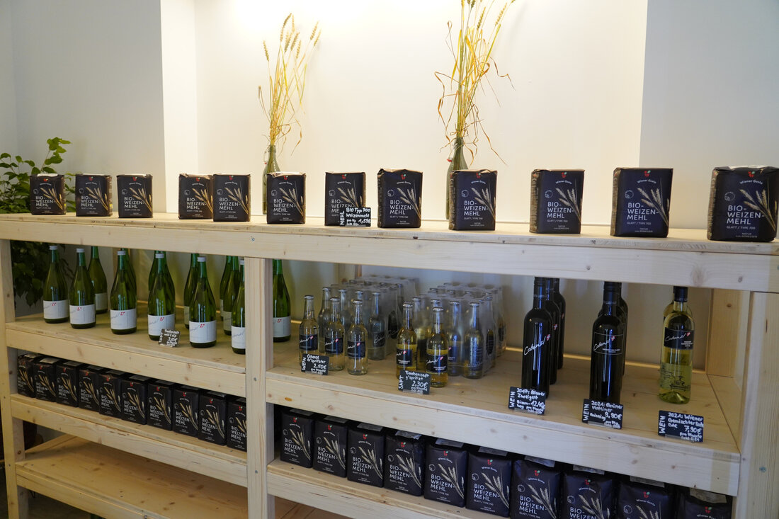 Direkt im Shop können aktuell neben dem Bio-Weizenmehl glatt (Type 700) auch Wildspezialitäten und Weine vom betriebseigenen Weingut Wien Cobenzl gekauft werden. Das für die Wildspezialitäten notwendige Wildbret stammt aus den Eigenjagden des Forst- und Landwirtschaftsbetriebs der Stadt Wien – damit ist die Regionalität und Nachhaltigkeit garantiert. Der Forst- und Landwirtschaftsbetrieb der Stadt Wien ist mit 42.000 Hektar Wald und Wiesen sowie 2.000 Hektar Acker- und Weinbaufläche der zweitgrößte Forstbetrieb und einer der größten Bio-Betriebe Österreichs.