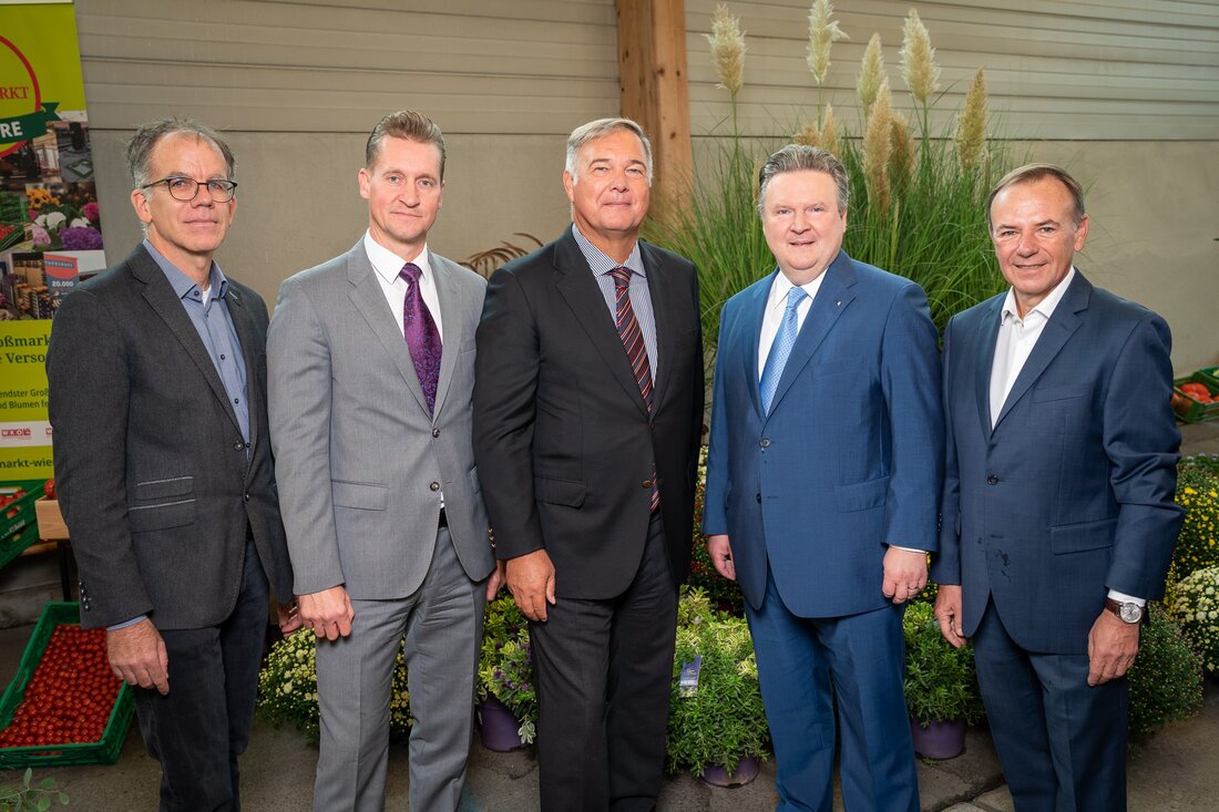 Mit zahlreichen Gästen wurde das 50-jährige Bestehen des Großhandelsstandortes gewürdigt. Mit dabei waren Bürgermeister Michael Ludwig, Wirtschaftskammer Wien-Präsident Walter Ruck, der Liesinger Bezirksvorsteher Gerald Bischof sowie Wien Holding-Geschäftsführer Oliver Stribl. „Die vergangenen 50 Jahre waren geprägt von vielen wirtschaftlichen und gesellschaftlichen Veränderungen. Der Großmarkt Wien hat es in diesem halben Jahrhundert geschafft, eine der wichtigsten Handelsdrehscheiben für die Stadt und ein wichtiger Regionalversorger zu bleiben“, so Bürgermeister Ludwig. „Ich bedanke mich bei all jenen, die täglich dafür sorgen, dass die Lebensmittelversorgung auch in herausfordernden Zeiten so gut funktioniert.“ Neue Großmarkt Wien-Jubiläumsbroschüre überreicht Im Rahmen des Festaktes wurde an Bürgermeister Ludwig …