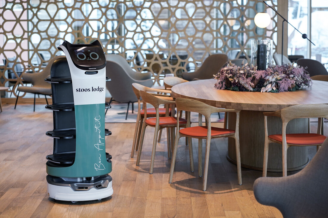 Der Service-Roboter BellaBot von Sebotics sorgt in der neuen Stoos-Lodge „New Generation“, auf 1.300 Metern inmitten der Schweizer Bergwelt, für digitalen Service.