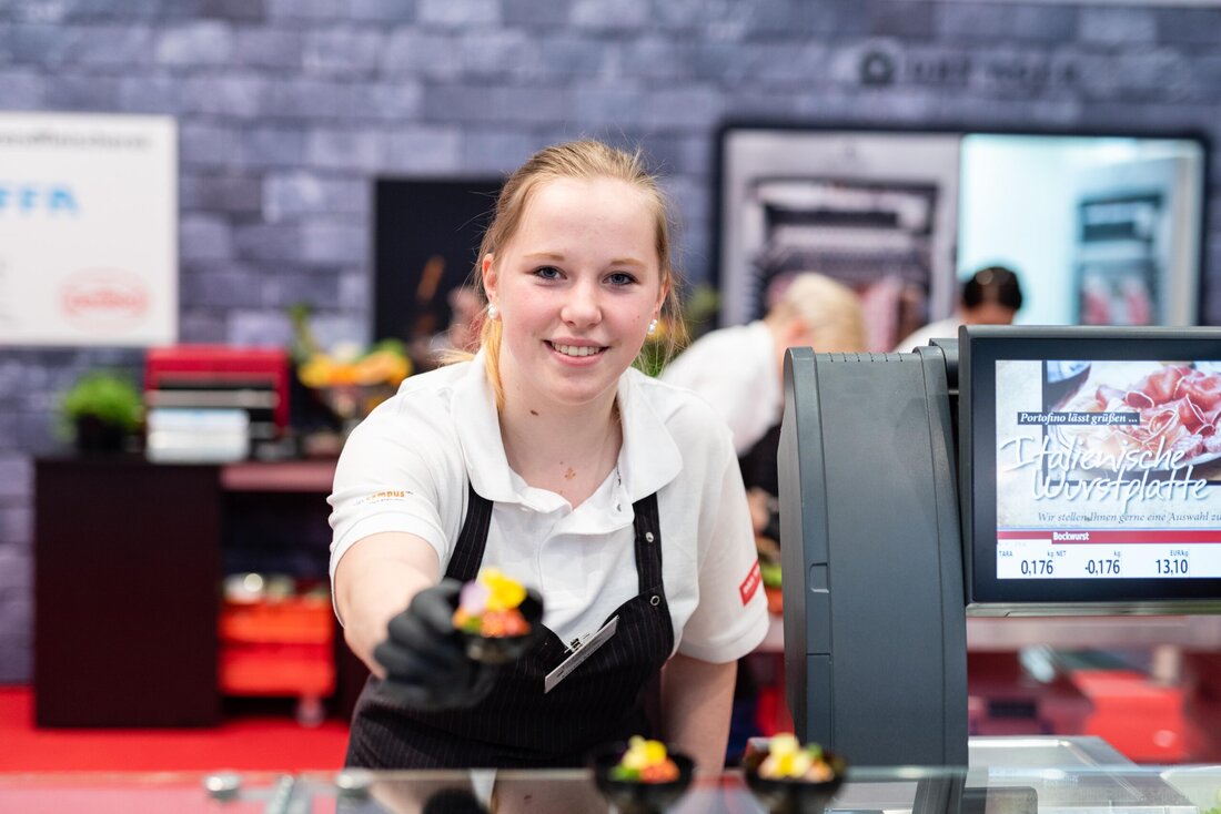 Heben Sie sich vom Wettbewerb ab und sichern Sie sich Ihren Geschäftserfolg! Das Fleischerhandwerk steht für hohe Qualität und grenzt sich mit individuellen und einzigartigen Produkten ab. Wichtig sind die regionale Herkunft, vielfältige Tierrassen und besondere Rezepturen. Schnell, einfach und gut. Convenience-Produkte gefragt. Es wächst der Anspruch, gut, gesund und hochwertig zu essen. Erweitern Sie Ihr Sortiment und generieren Zusatzverkäufe. Innovative Metzgereikonzepte gehen einher mit neuen Wegen des Vertriebs. Stichworte hier: Ladenbau, Foodtrucks, Automatenverkauf oder Onlineshops. Lassen Sie sich von den Ideen inspirieren. Neue Arbeitswelt. Wie setzen Sie Ihre Mitarbeiter effizient ein? Wie garantieren Sie den reibungslosen Betrieb Ihres Unternehmens &hellip;
