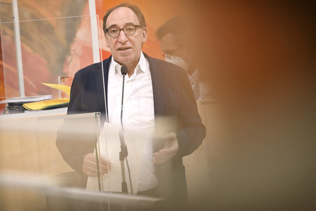 Die rechte Höhe der Lebensmittelpreise ist und bleibt ein Dauer-Zankapfel zwischen den bäuerlichen Erzeugern und den Konsument:innen.
Behaupten doch die Erzeuger:innen es gäbe bei den Lebensmitteln keine Wertschätzung und sie würden zu billigen Schleuderpreisen veräußert – so klagt die Konsumentenseite über ein viel zu hohes Preisniveau und wiederholte Preisanstiege.