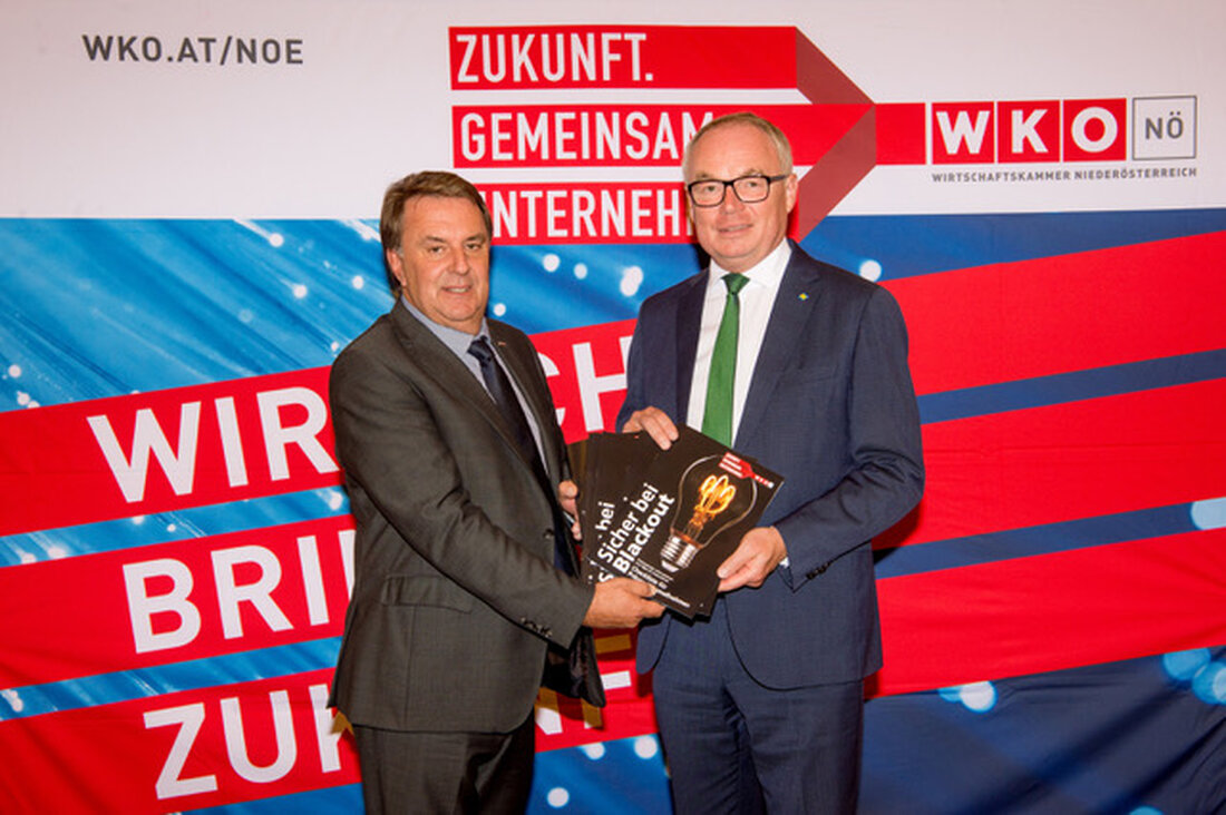 Sowohl die Wirtschaft, als auch Privatpersonen sind essenziell von einer funktionierenden Stromversorgung abhängig. Sollte diese, aus welchen Gründen auch immer, länger ausfallen, braucht es Checklisten und einen Plan zur Bewältigung dieser Notlage. Experten der Wirtschaftskammer Niederösterreich, des Landes NÖ, Zivilschutzverbandes, Bundesheeres und EVN präsentierten im WIFI St. Pölten hilfreiche Tools und Vorsorgemaßnahmen – speziell für Betriebe. Gibt es eine Notstromversorgung? „Für niederösterreichische Betriebe ist es enorm wichtig, dass sie auf ein mögliches Blackout-Szenario gut vorbereitet sind. Wenn man zum Beispiel mitten in der Produktion ist und plötzlich steht alles — wer kontrolliert dann, ob alle Mitarbeiterinnen und Mitarbeiter da sind, &hellip;