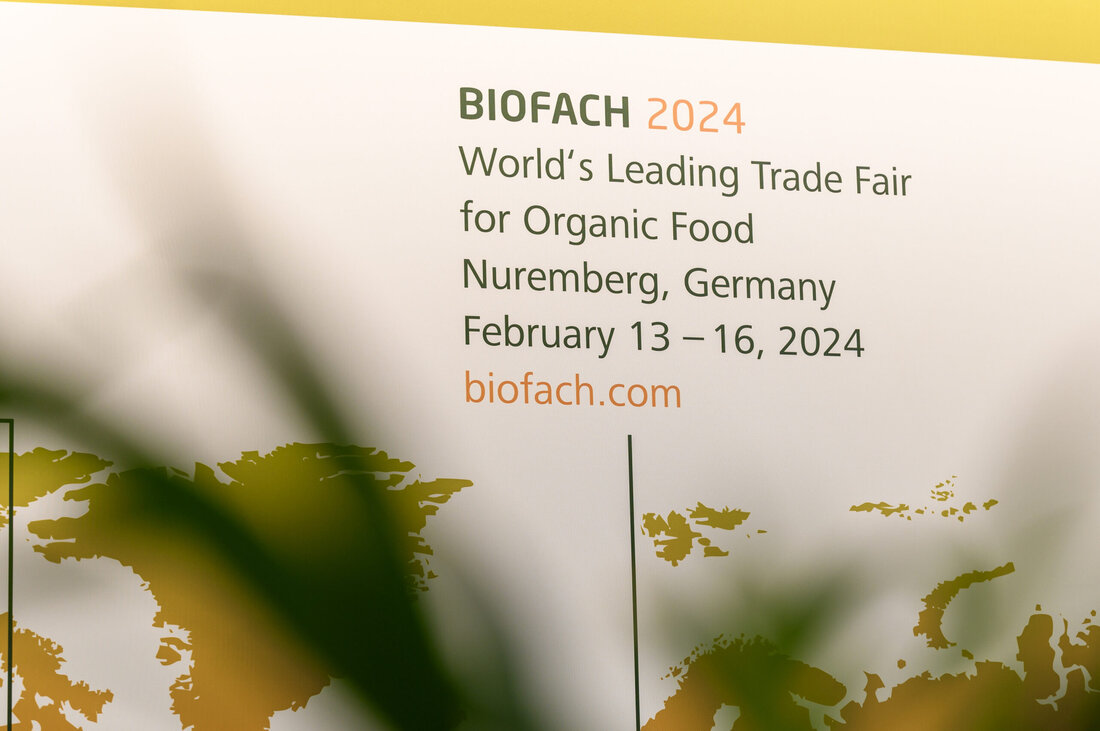 Im Herzen Europas wird Nürnberg vom 13. bis 16. Februar 2024 zum globalen Knotenpunkt für die Bio-Lebensmittelbranche. Die BIOFACH, die weltweit führende Messe für Bio-Lebensmittel, und parallel dazu die VIVANESS, die Internationale Fachmesse für Naturkosmetik, locken Fachbesucher aus aller Welt. Die Messe verspricht, ein umfassendes Panorama der aktuellen Trends, Herausforderungen und Chancen in der Welt der Bio-Produkte zu bieten. Internationale Produktvielfalt und Innovation Mit rund 2.800 Ausstellenden aus verschiedenen Ländern, darunter 200 Aussteller auf der VIVANESS, wird die BIOFACH 2024 zu einem Schaufenster der internationalen Bio-Diversität. „Unser Ziel ist es, einen Rahmen zu schaffen, in dem Impulse für die Zukunft …