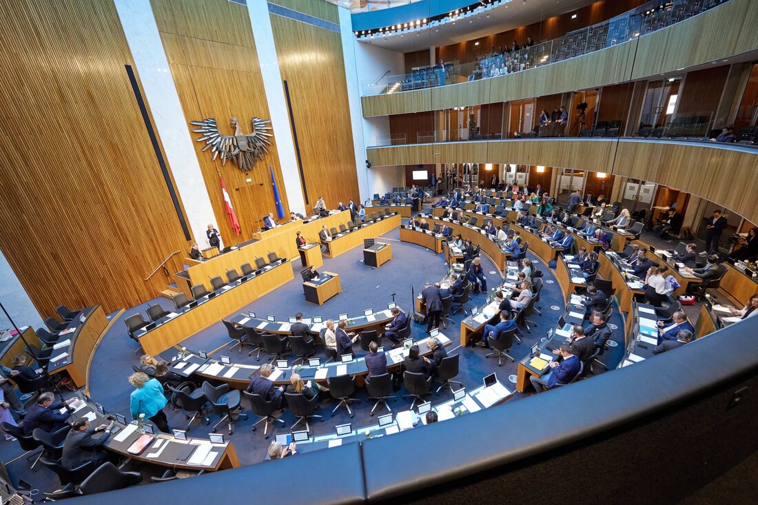 In der Nationalratssitzung am 28. Februar 2024 standen Volksbegehren für mehr Transparenz und Nachhaltigkeit im Fokus, darunter die Forderung nach Liveübertragungen von Untersuchungsausschüssen und die Einführung verpflichtender Lebensmittelherkunftsbezeichnungen. Mit breiter Zustimmung signalisieren die Abgeordneten Fortschritte in Richtung Offenheit und Verantwortung, während die Debatte um Lebensmittelherkunft und -verschwendung das Engagement der Bevölkerung für Umwelt-, Klima- und Gesundheitsschutz zeigt.