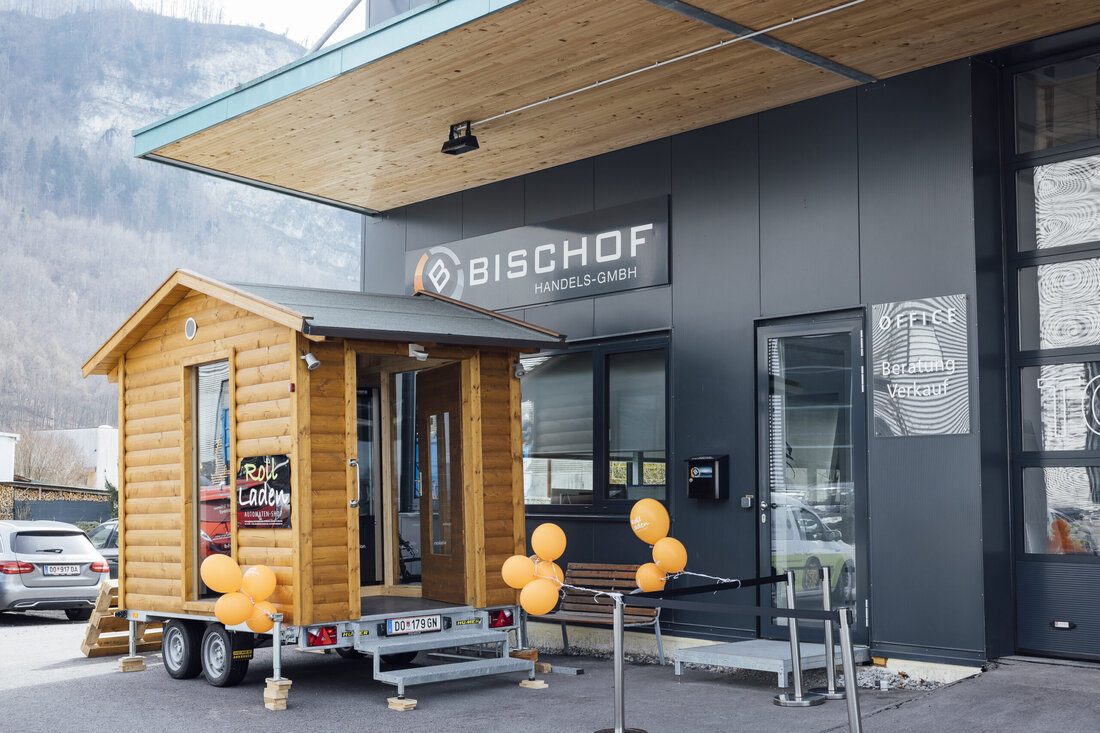Stefan Lässer setzt auf Automaten von Bischof. Bereits in dritter Generation bewirtschaftet Stefan Lässer den Schlösslehof in Hard in Vorarlberg. Seit 16 Jahren vermarktet der Hof seine Erzeugnisse direkt. Einen Großteil seines Umsatzes macht Lässers Schlösslehof mittlerweile über Warenautomaten.