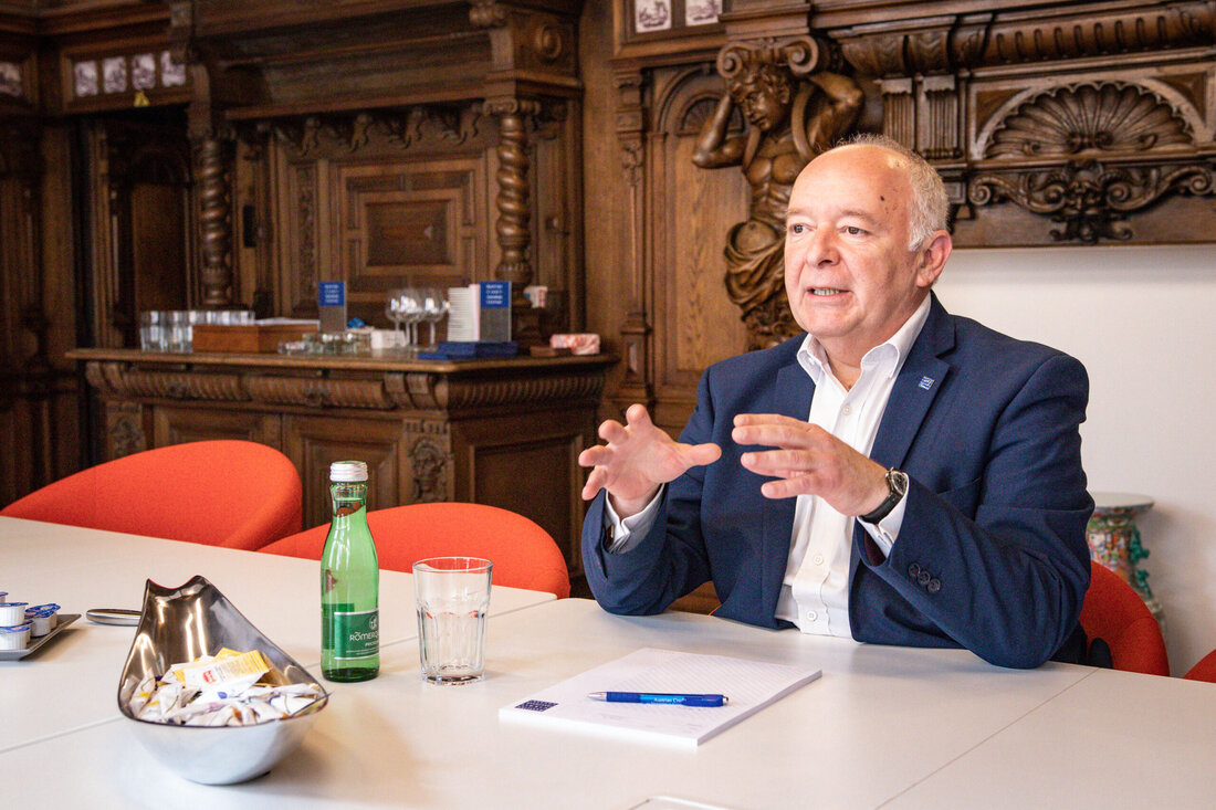 Peter Androsch berät zahlreiche Big Player aus der Fleischwirtschaft bei der Absicherung ihrer Lieferforderungen. Im Interview prognostiziert er, dass die Großen künftig noch größer werden. Grund dafür sei ein Trugschluss einiger Kleinbetriebe.