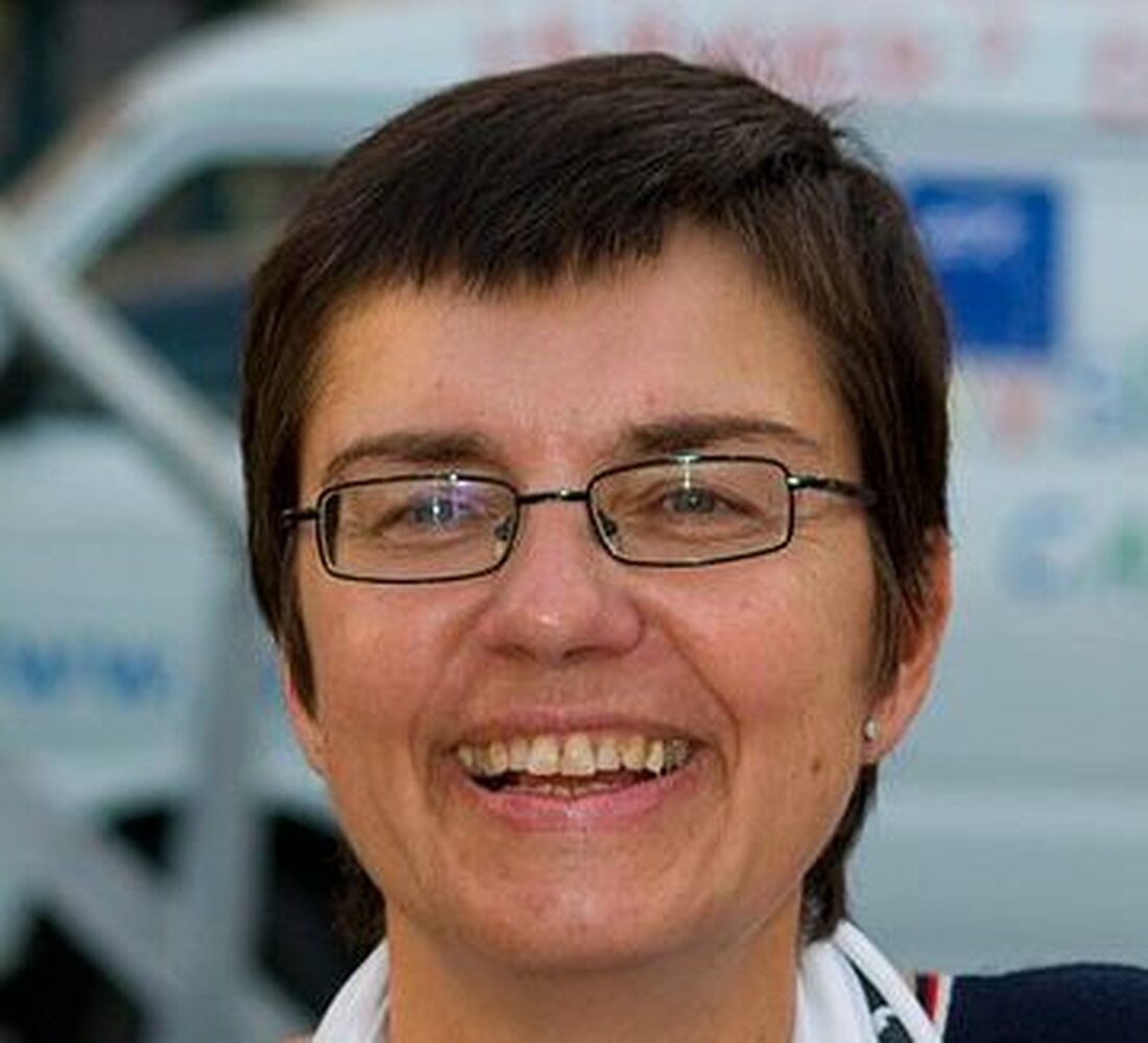 Die Preise für Fleisch im Supermarkt seien zu niedrig, sagt Bundeministerin Elisabeth Köstinger. Madeleine Petrovic, Vereinspräsidentin von Tierschutz Austria (TSA, der neue Auftritt des Wiener Tierschutzvereins) gibt ihr recht: „Ja, das stimmt – und das billige Dumping-Fleisch kommt uns alle teuer zu stehen. Es kostet Arbeitsplätze in der Landwirtschaft, es verursacht hohe Umweltbelastung sowie massives Tierleid und zerstört das Vertrauen der Konsumentinnen und Konsumenten.“ Kritik an Köstinger Doch – und hier greift die Kritik von Köstinger viel zu kurz: Die Marktmacht des Handels, der nach dem Gastro-Lockdown ein übergroßes Angebot vermarktet, ist für Petrovic nur ein Faktor von mehreren: Alte …