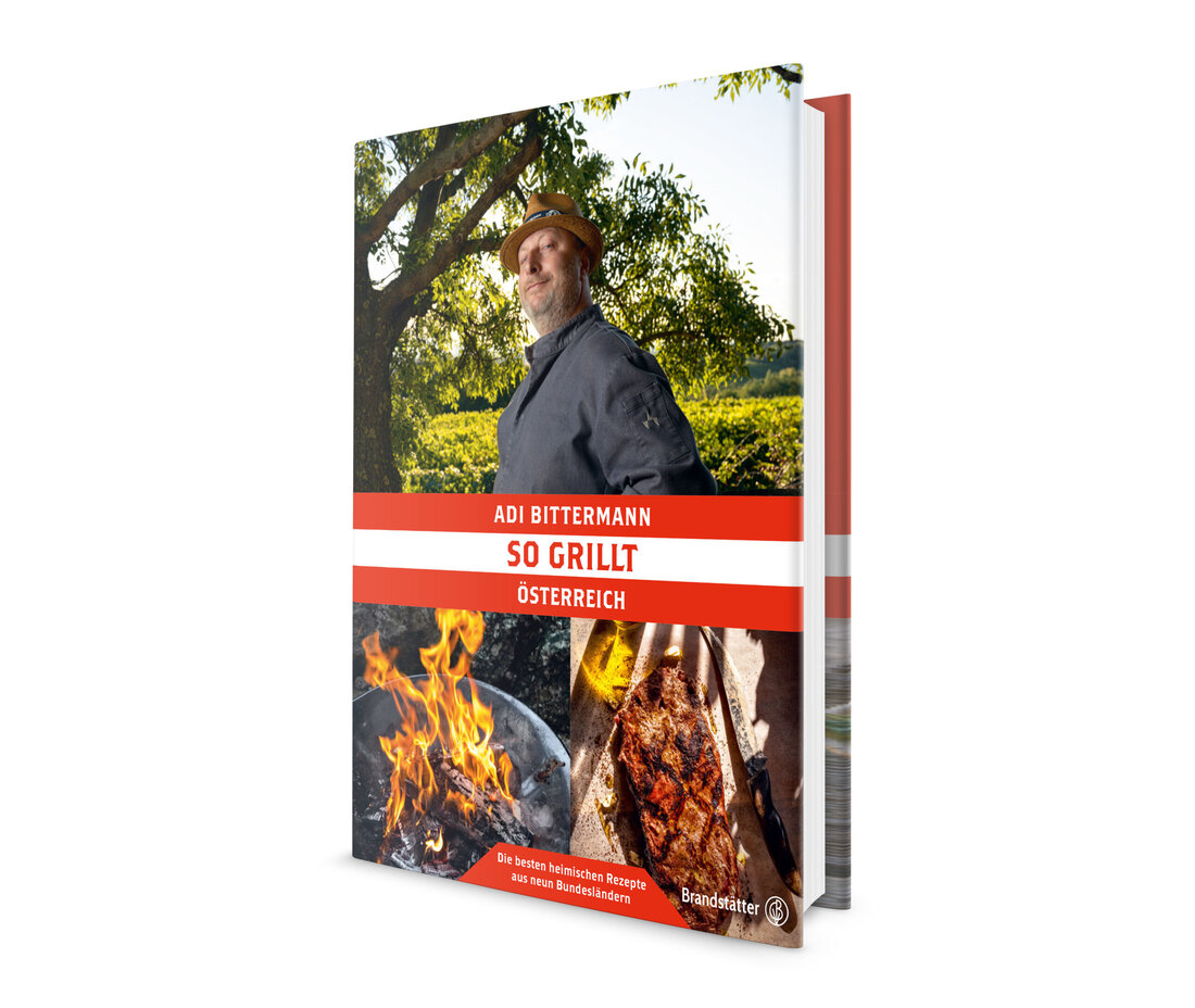 Grill-Weltmeister und Bestsellerautor Adi Bittermann ist eine österreichische Institution. Als Chef seiner Grillschule in Niederösterreich haben unzählige lernwillige Hobby-GrillerInnen von seinem Wissen und seiner Grillkunst profitiert. Nicht wenige Familien-Wochenenden wurden dadurch kulinarisch gerettet! Aus seinen Kursen weiß Adi auch, dass hinter so manchem Gartenzaun unentdeckte Talente schlummern. Zu Besuch bei Grill-Fans Passend zum Grillstart hat sich Adi daher auf eine kulinarische Reise durch die österreichischen Bundesländer gemacht – vom Grillen über den Dächern Wiens bis in die schönsten Ecken Oberösterreichs oder der Steiermark – und stellt 26 leidenschaftliche Grill- freunde vor, die unter dem Motto „hinter jedem Gartenzaun steht ein kleiner &hellip;