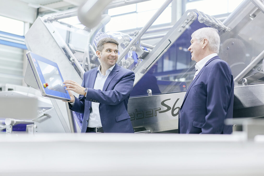 In vierzig Jahren ist viel passiert: Von einem kleinen, mittelhessischen Betrieb hat sich das Unternehmen hin zu einem global agierenden Weltmarktführer entwickelt. Heute ist Weber starker Partner für die Lebensmittelindustrie. Das Unternehmen entwickelt und produziert komplette Schneide- und Verpackungslinien für die Verarbeitung von Lebensmitteln, im speziellen von Wurst- und Käseaufschnitt. In 1981 startete Firmengründer Günther Weber seinen Betrieb mit nur zwei Mitarbeitern. Die Weber Fleischereitechnik GmbH fokussierte sich zunächst auf die Herstellung von Entschwartungs- und Entvliesmaschinen sowie auf die Aufarbeitung gebrauchter Maschinen. Die Slicer Revolution Der Grundstein für die einzigartige Erfolgsgeschichte des Unternehmens wurde jedoch im Jahr 1986 mit Entwicklung …