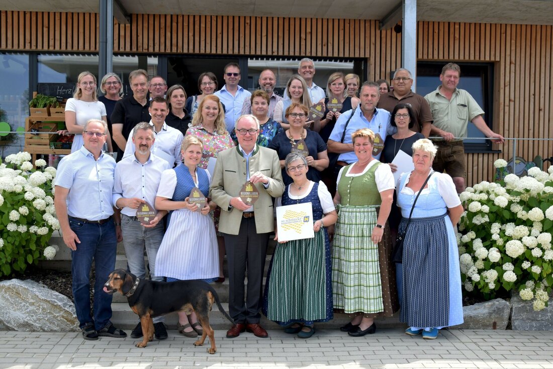 Über 100 Greißlereien, Bauernläden, Selbstbedienungshütten, Ab-Hof-Räumen, kurz Regionalläden aus ganz Niederösterreich haben sich zum Wettbewerb „Regionalladen des Jahres“ 2022 angemeldet. Die teilnehmenden Geschäfte wurden anhand der Daten ihres Bewerbungsformulars bewertet. Neu war heuer die Möglichkeit die Kundinnen und Kunden in den Wettbewerb miteinzubeziehen und im Rahmen eines Online-Votings zusätzliche Punkte zu lukrieren. Die große Nachfrage nach regionalen Lebensmitteln hat sich in der regen Teilnahme widergespiegelt: Mehr als 16.000 Stimmen wurden auf www.soschmecktnoe.at von den EndkonsumentInnen für ihre Lieblingsläden abgegeben. Jene 30 Regionalläden mit der höchsten Gesamtpunkteanzahl konnten sich für die Jurysitzung qualifizieren. Aufgabe der Jury war es, aus den vier &hellip;
