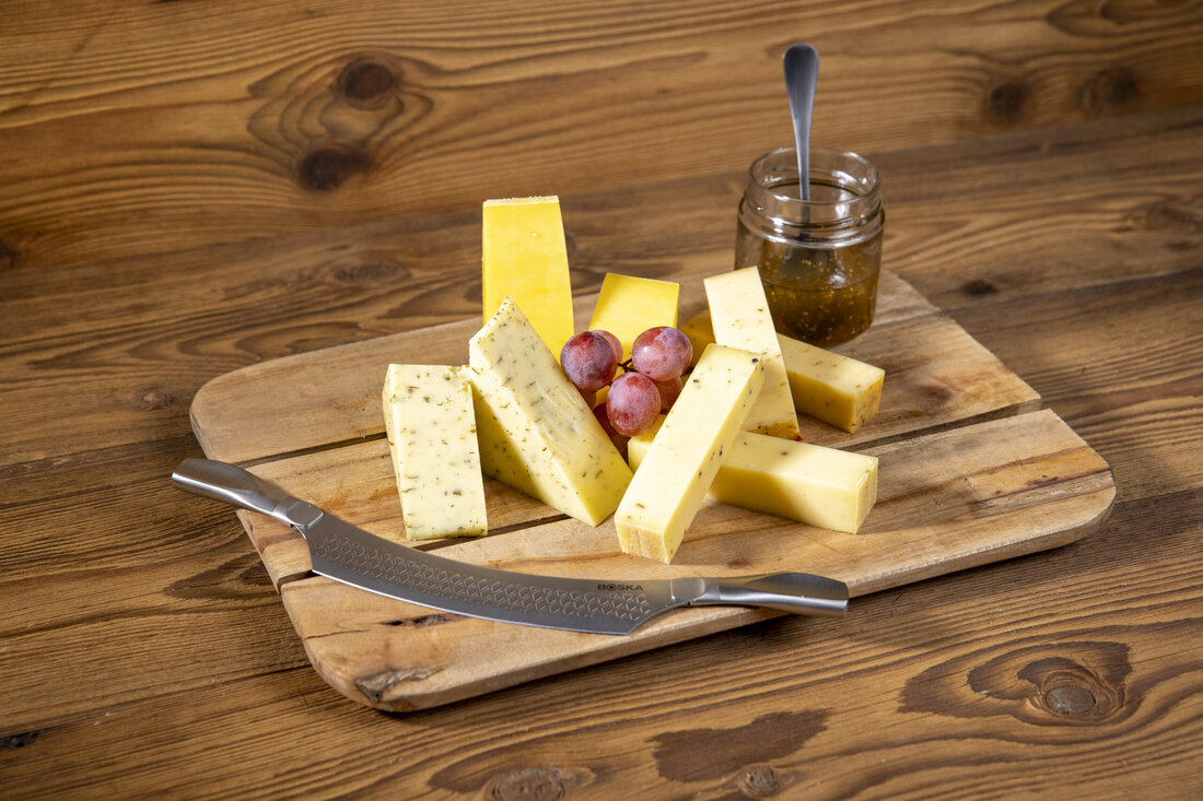 Spatenstich für noch mehr Heumilchgenuss: Die Erlebnissennerei Zillertal erweitert den Käse-Reifekeller und die Lagerkapazitäten. So soll eine zuverlässige Versorgung des Tiroler Handels mit hochwertigen Heumilchprodukten gestärkt werden. Das Bauprojekt für die Zukunft soll mit Ende Juli 2023 abgeschlossen sein und zeitnah in Betrieb genommen werden.