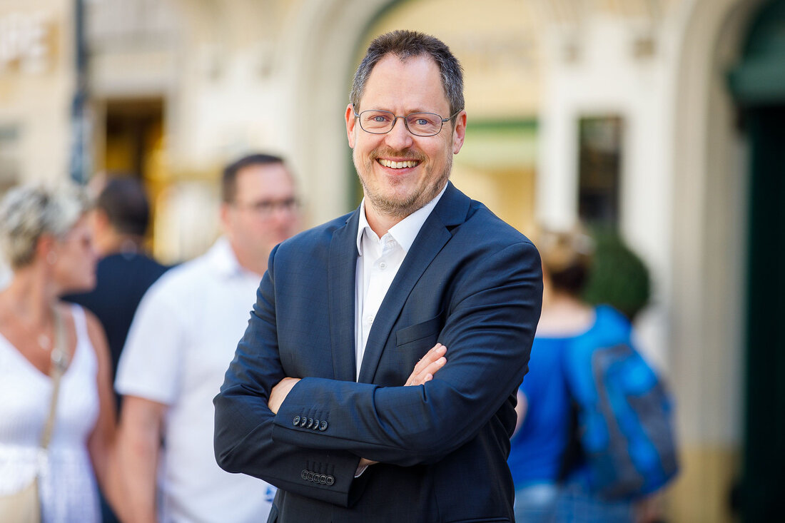 „Wir brauchen im gesamten Handel wieder Normalität. Nachdem die Maskenpflicht in den meisten Lebensbereichen gefallen ist und demnächst auch in den Schulen aufgehoben wird, muss endlich auch der lebensnotwendige Handel nachziehen. Dass etwa im Lebensmittelhandel oder in Trafiken nach wie vor Maskenpflicht herrscht, ist weder für die Kunden noch für die Mitarbeiterinnen und Mitarbeiter länger nachvollziehbar“, sagt Rainer Trefelik, Obmann der Bundessparte Handel in der Wirtschaftskammer Österreich (WKÖ). „Mehr als zwei Jahre Maskentragen sind genug. Angesichts der sinkenden Neuinfektionen und den Lockerungen in sämtlichen anderen Bereichen empfinden es die Angestellten im lebensnotwendigen Handel als Diskriminierung, wenn sie weiterhin FFP2-Maske tragen …