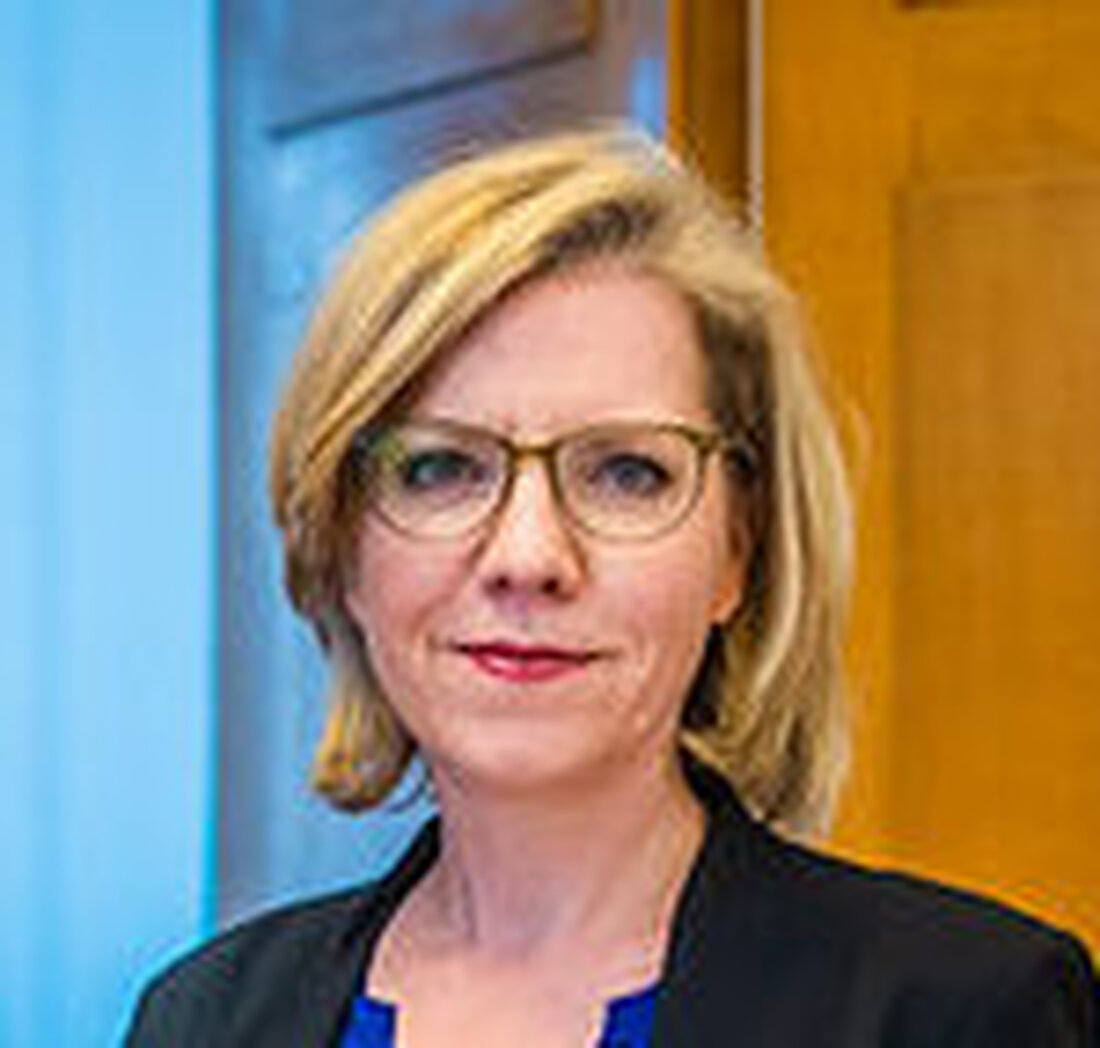 Die EU-Kommission hat angekündigt, Anfang Juni Vorschläge für neue Regelungen für die sogenannte „neue Gentechnik“ auf den Tisch zu legen. Ziel ist eine Lockerung der bestehenden Regeln. Für Verbraucher:innen würde das bedeuten, nicht mehr unterscheiden zu können, welche Lebensmittel Gentechnik-frei sind und welche nicht. Umweltministerin Leonore Gewessler und der für Konsument:innenschutz verantwortliche Minister Johannes Rauch haben gemeinsam einen Brief an die zuständige EU-Kommissarin Stella Kyriakides verfasst. Sie stellen darin die österreichische Position erneut klar. Sie fordern eine Sicherheitsprüfung für gentechnisch veränderte Produkte und die Beibehaltung der Kennzeichnungspflicht.