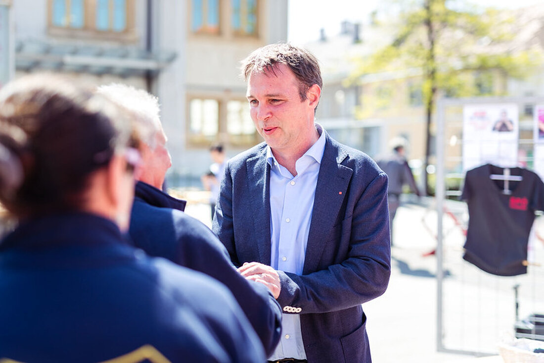 Am Montag, 8. Mai, hat Andreas Babler, Traiskirchner Bürgermeister, Bundesrat und Kandidat für den SPÖ-Vorsitz, seinen Plan gegen die Teuerung präsentiert. Babler will den Schwung seiner Basis-Tour nutzen und seine Kampagne fortsetzen. Die Kampagne soll Druck von unten auf die Regierung aufbauen und wird aus mehreren Elementen bestehen, die bei der Pressekonferenz präsentiert wurden.