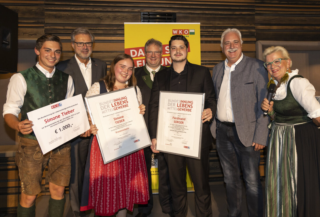Steiermark auf der grossen Bühne: Ehre, wem Ehre gebührt. Mitte Oktober lud die Wirtschaftskammer Steiermark zur feierlichen Ehrungsveranstaltung in das Aiola im Schloss St. Veit. Landesinnungsmeister Ing. Josef Moßhammer holte das erfolgreiche Lebensmittelhandwerk vor den Vorhang. Auch viele Fleischerinnen und Fleischer durften sich über
eine verdiente Auszeichnung freuen.
