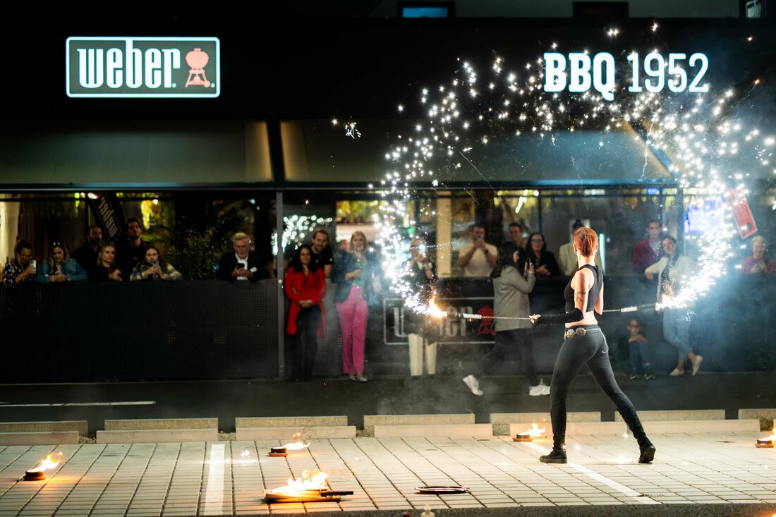 Get the Taste of the Grill: Am Donnerstag, den 19.09.2024, wurde die offizielle Eröffnung des Restaurants „BBQ 1952“ in Graz von zahlreichen Gästen gefeiert. Das Restaurant ist direkt mit dem Weber Original Store Graz-Seiersberg verbunden und ist das erste seiner Art in Europa. Bisher gab es kein anderes Lokal, das an eine Weber Grill Academy angeschlossen ist. Auf 150 Quadratmetern kommen BBQ-Liebhaber das ganze Jahr über voll auf ihre Kosten: Von Dry-Aged-Steaks über Wagyu-Burger bis hin zu Smoked Spareribs ist alles dabei. Volles Haus bei Weber in Graz Am Abend der Eröffnung war das BBQ 1952 bis auf den letzten …
