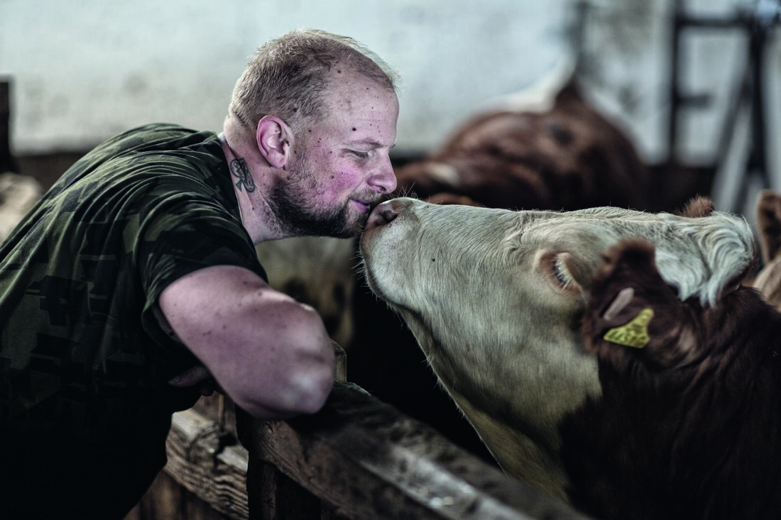Brüssel, Berliner Gefängnis, Bergbauernhof – Hannes Hönegger steht für keine klassische Fleischerkarriere. Nun hat der Bio-Bauer und Metzger ein Buch vorgelegt. 