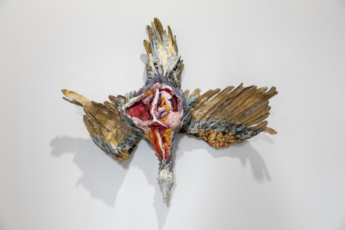 Die Ausstellung unter dem Titel „Das große Metzeln – Le Grand Carnage“ beleuchtet Aspekte des Schlachtens und des Darstellens von Tierkörpern sowie die kritische Betrachtung der Verwendung von tierischen Materialien wie Blut, Fleisch und Haut.