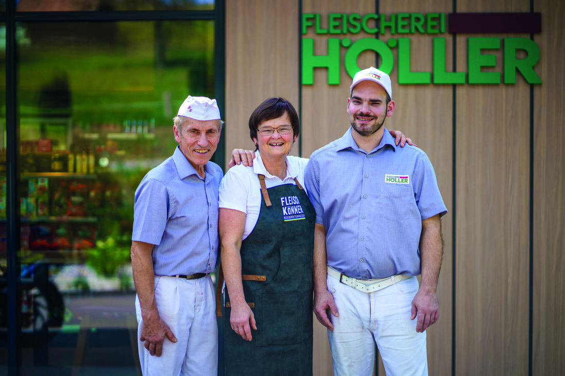 Leni, Karl und Stefan Höller erzählen im Interview über ihren erfolgreichen Weg vom ersten eigenen Betrieb in den 80er­Jahren, bis hin zur modernden Hybrid­Fleischerei.