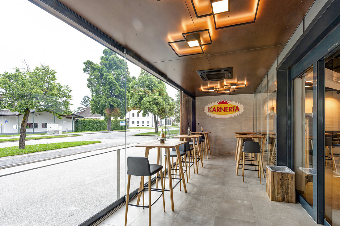 Karnerta und die Genossenschaft Kärntner Fleisch, die bereits seit Jahrzehnten erfolgreich kooperieren, arbeiten künftig noch intensiver zusammen. Mit dem neuen, gemeinsamen Fleischzerlegebetrieb „Kärntner Fleisch GmbH“ am Standort Klagenfurt, in den rund 1 Mio. € investiert wurde, setzen die erfahrenen Partner ein wichtiges Zeichen in Richtung Regionalität und Nachhaltigkeit. Spätestens seit Beginn der Corona Pandemie ist vielen Menschen wieder bewusst geworden, wie wichtig eine verlässliche, heimische Lebensmittelversorgung ist. Die Verarbeitung und Vermarktung heimischer Rohstoffe in der Region garantiert aber nicht nur Frische, Qualität und flexibles Eingehen auf regionale Kundenbedürfnisse, sondern unterstützt durch kurze Transportwege auch die Klimabilanz und das Tierwohl. So &hellip;