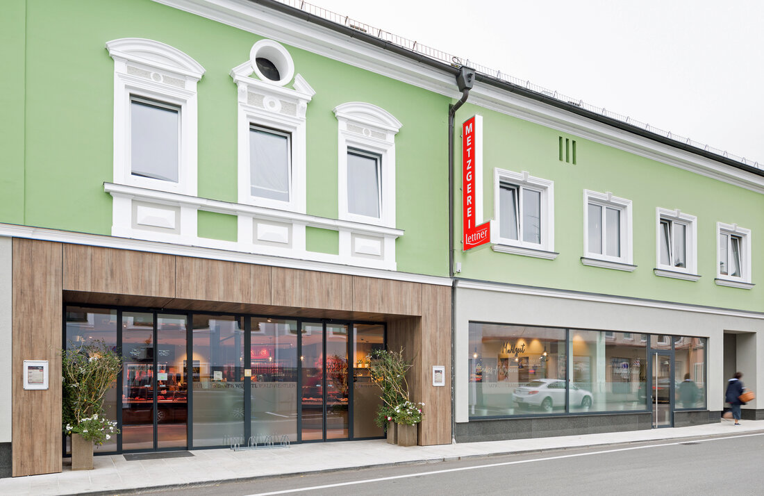 Zwei Häuser gekauft, Laden mit großem Gastrobereich eröffnet. Brigitte und Stefan Lettner sind mitten in der Corona-Pandemie in die Vollen gegangen. Die unternehmerische Risikobereitschaft hat sich trotz Corona bereits ein Dreivierteljahr nach der Eröffnung ausgezahlt: Der Umsatz von Fleisch- und Wurstwaren hat sich auch dank einer neuen Thekenanordnung, Kundenführung und des Lichtkonzepts deutlich erhöht. Stefan Lettner ist seit 2000 selbstständig. Bis 2014 führte er die vormalige Fleischhauerei Schöppl in Pacht, kaufte das Gebäude. Als Genuss-Metzgerei Lettner machte er sich mit den Spezialitäten in der Stadt Altheim und im Innviertel einen Namen. Mittlerweile kommen Kunden im Umkreis von 25 km. Der &hellip;